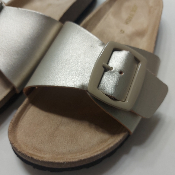 Joe Fresh Gold Big Buckle Slides Sz 6 - Picture 2 of 11